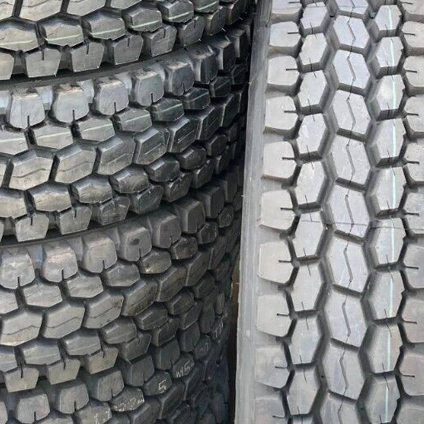 BlackHawk BDR77 255/70R22.5 140/137L H